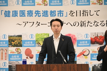 写真：記者会見をする市長