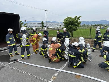 写真5　コンテナ進入前の装備点検
