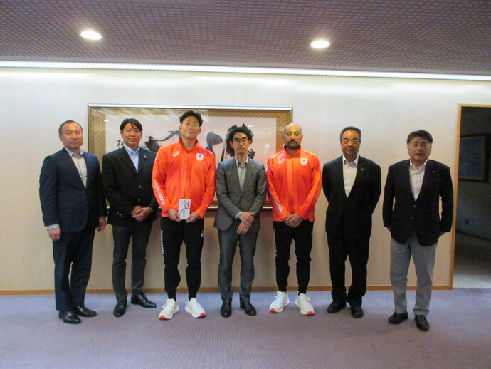 表敬訪問後の写真撮影にて
