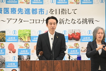 写真：記者会見をする市長