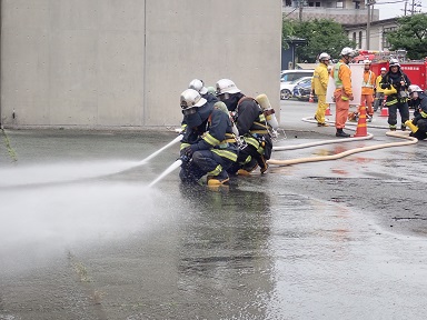 写真4　屋内進入し建物内に放水しています