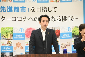 記者会見をする市長