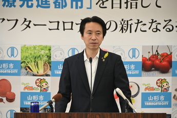 記者会見をする市長