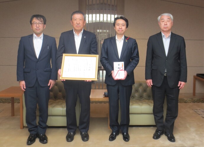 寄附贈呈式の写真です。左から五十嵐山形支店長、大瀧代表取締役、佐藤山形市長、武田取締役です。