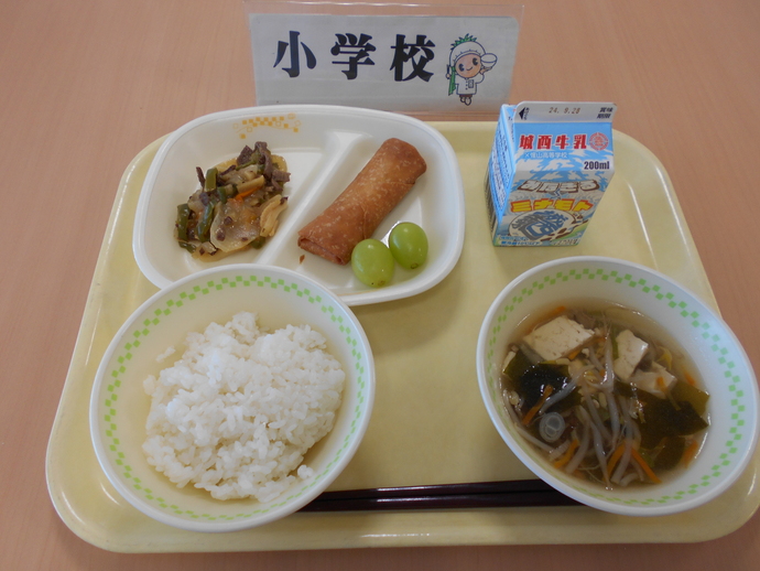 小学校で提供した給食献立の写真