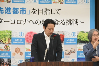 記者会見をする市長