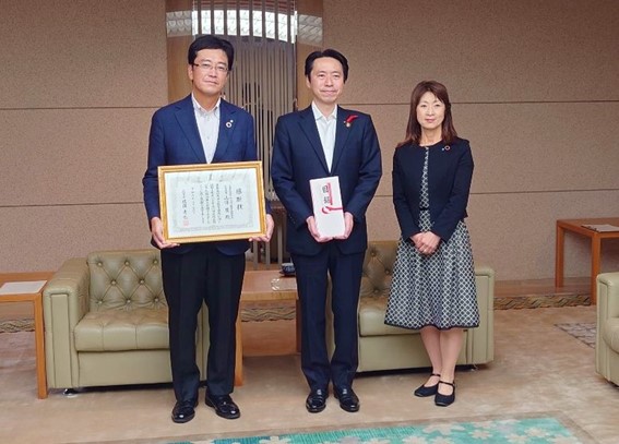 感謝状贈呈の記念写真