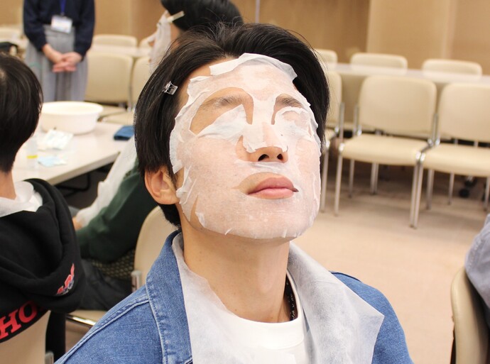 化粧水を染み込ませたパックでスペシャルケアを体験する参加者