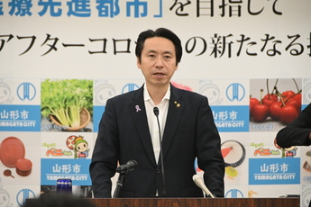 記者会見をする市長