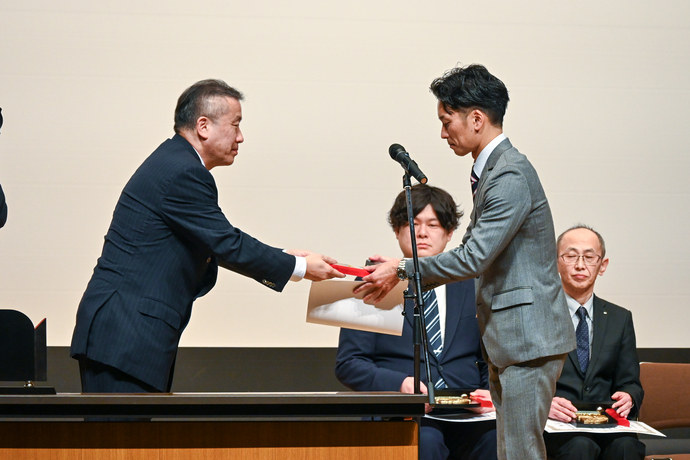 写真（表彰状授与）