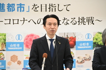 写真：記者会見をする市長