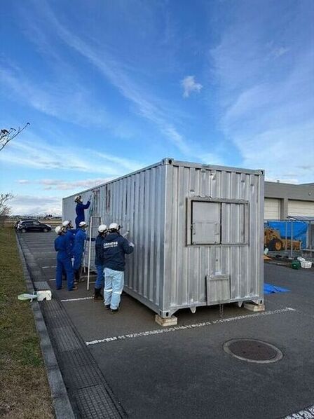 コンテナ手入れ中の様子