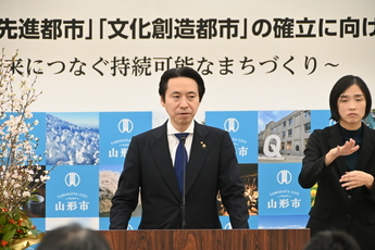 記者会見をする市長
