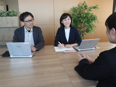 相談に対応する富松 希センター長と佐藤 充シニアマネージャー