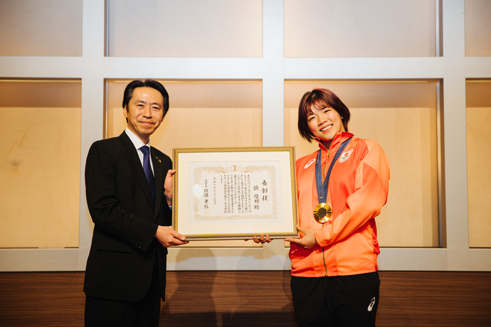 市長と鏡優翔選手