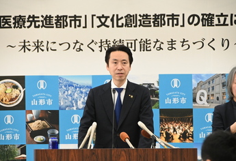 写真：記者会見をする市長
