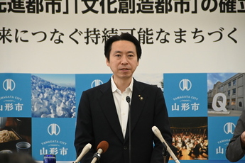 記者会見をする市長