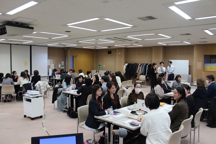 交流会で意見を交わす参加者たち