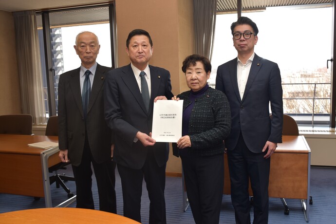 写真：報告書提出の様子1