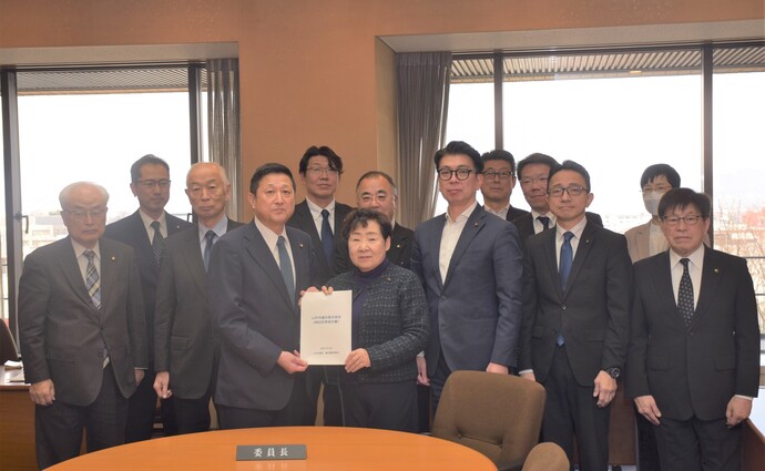 写真：報告書提出の様子2
