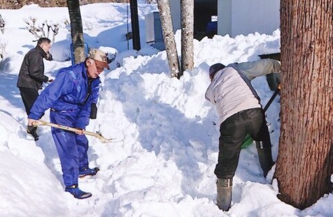 住民で除雪活動をしている様子の写真