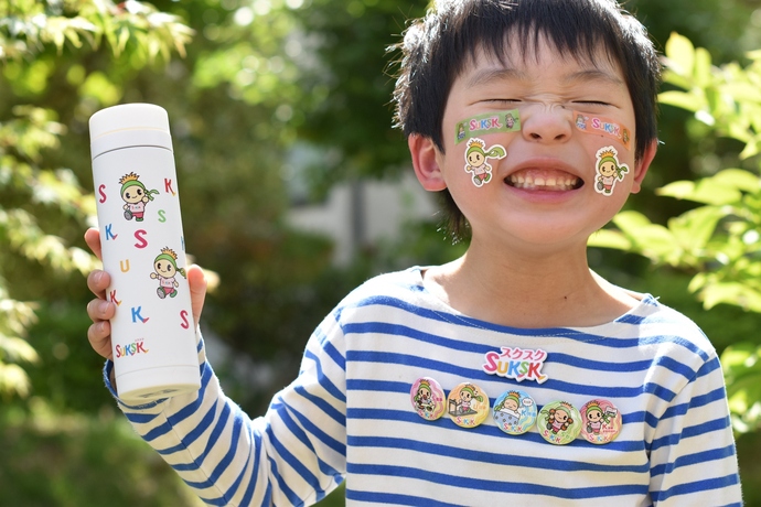 SUKSK（スクスク）のグッズを身に付けた子どもの写真