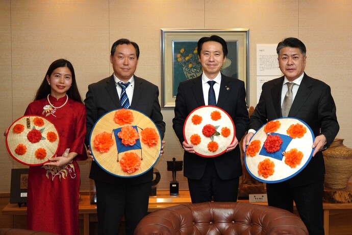ベトナム製花笠お披露目の様子