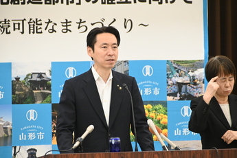 記者会見をする市長