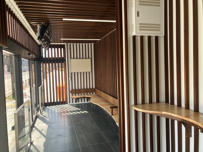 山形市役所前待合所内装