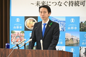 写真：記者会見をする市長