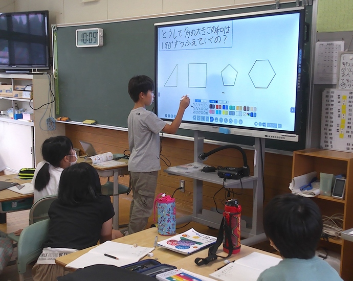 電子黒板を利用した授業の写真