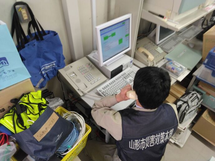 専用端末で緊急情報の応答している写真