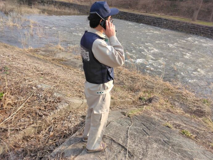 専用端末で情報伝達中の写真