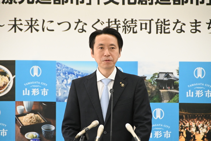 写真：記者会見をする市長