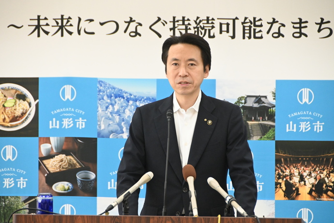 写真：記者会見をする市長