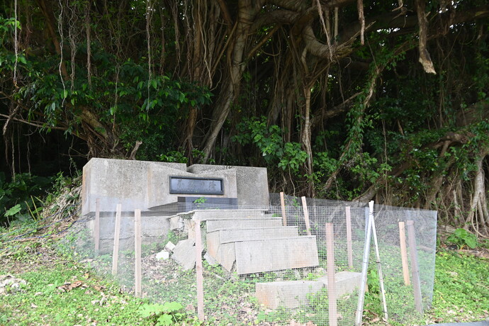 不抜の塔…歩兵第三十二連隊本部が構築した陣地跡に建てられた慰霊碑の写真