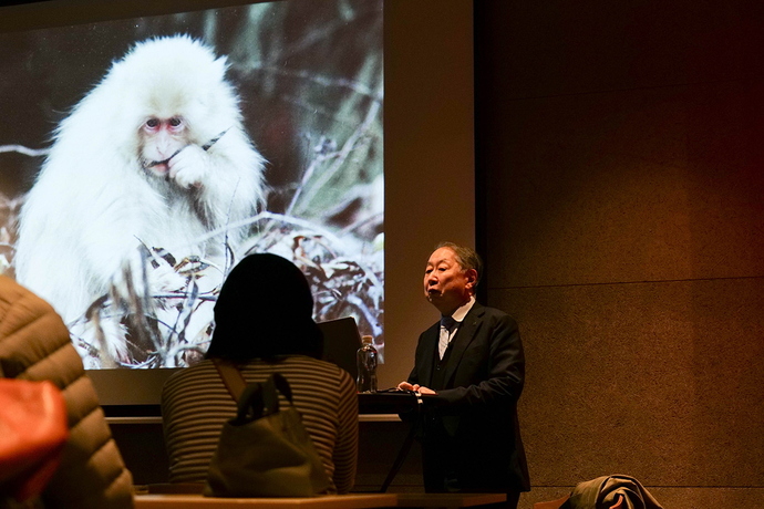 生物学の講義をする山形大学の玉手学長