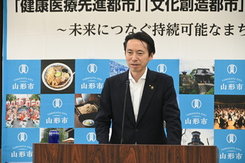 写真：記者会見をする市長
