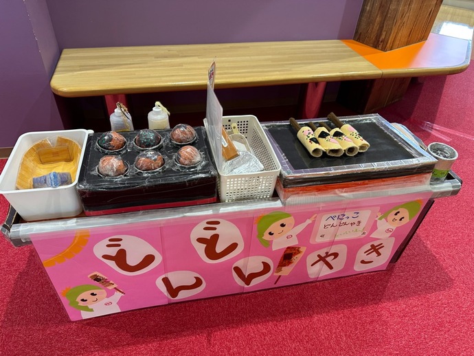 スタッフ手作りのごっこ遊びができるブースの写真