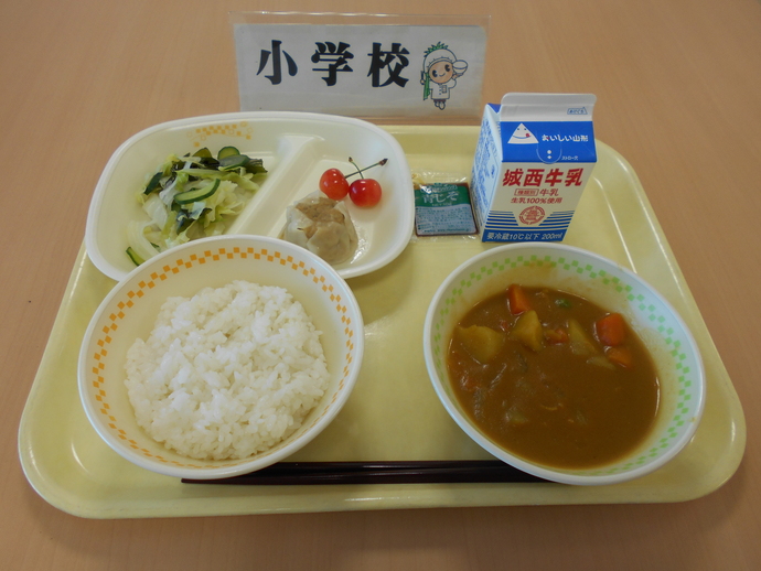 さくらんぼが提供された小学校の給食の写真