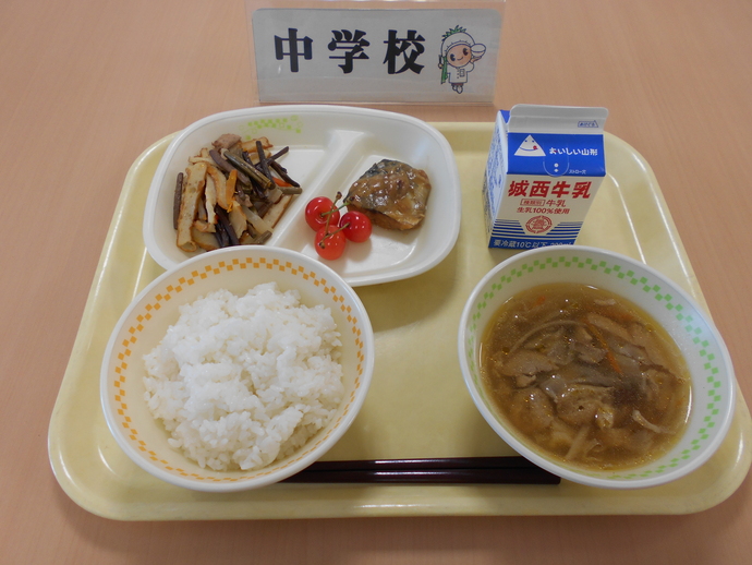 さくらんぼが提供された中学校の給食の写真