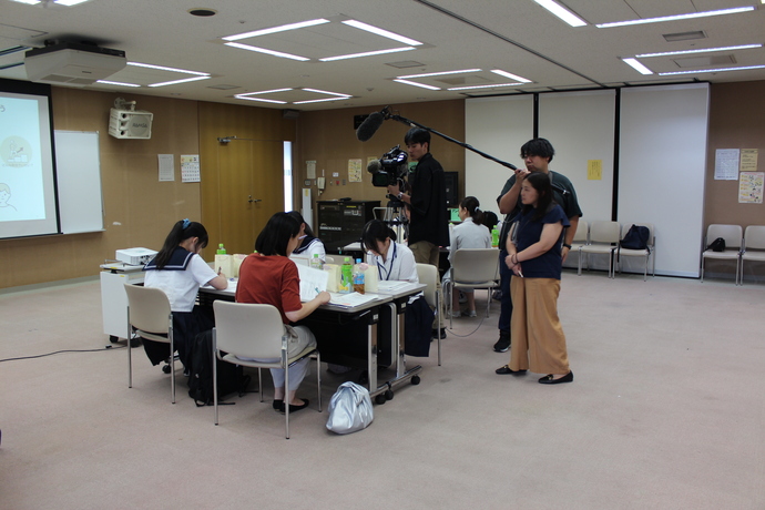 NHK山形放送局より取材を受ける高校生たち