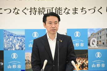 写真：記者会見をする市長