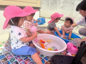 水遊びをする子どもの写真