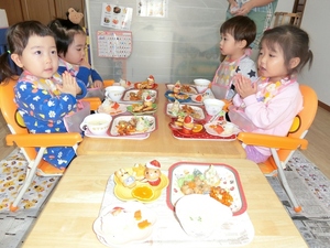 昼食をとる子どもたちの写真