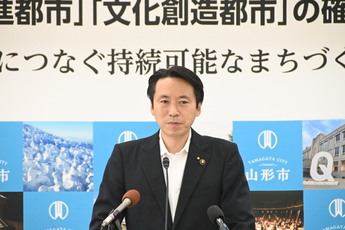 写真：記者会見をする市長