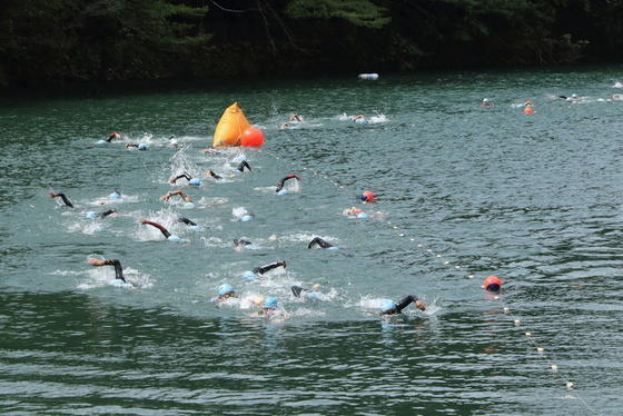 トライアスロンのスイムの写真