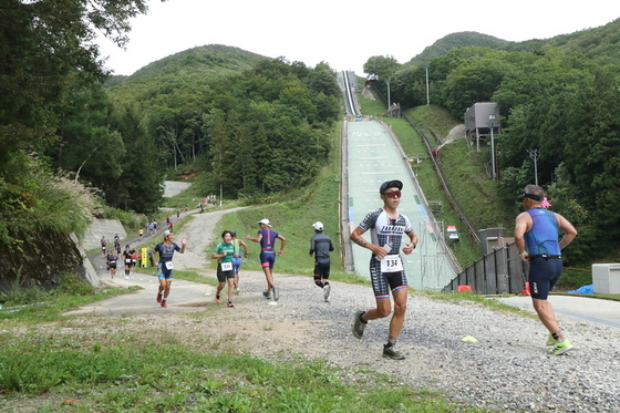 トライアスロンのランの様子の写真