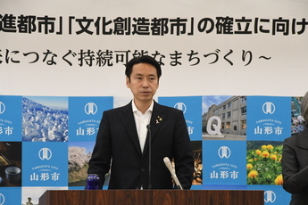 写真：記者会見をする市長