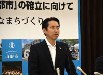 写真：記者会見をする市長
